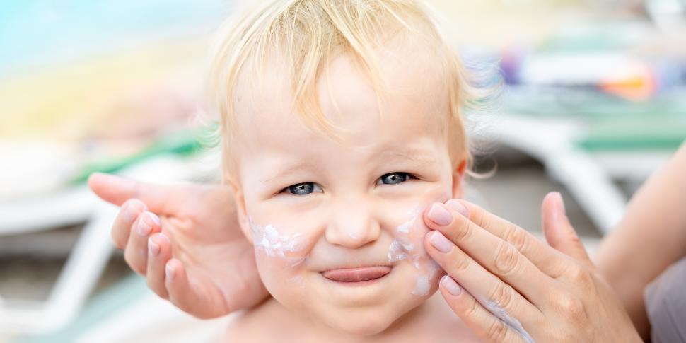 Come proteggere la pelle del bambino dai raggi UV senza incappare nella carenza di Vitamina D